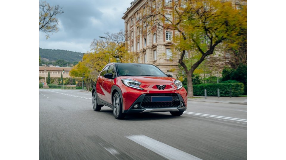 AYGO CROSS X X-STYLE 1.0L 72hp 5MT